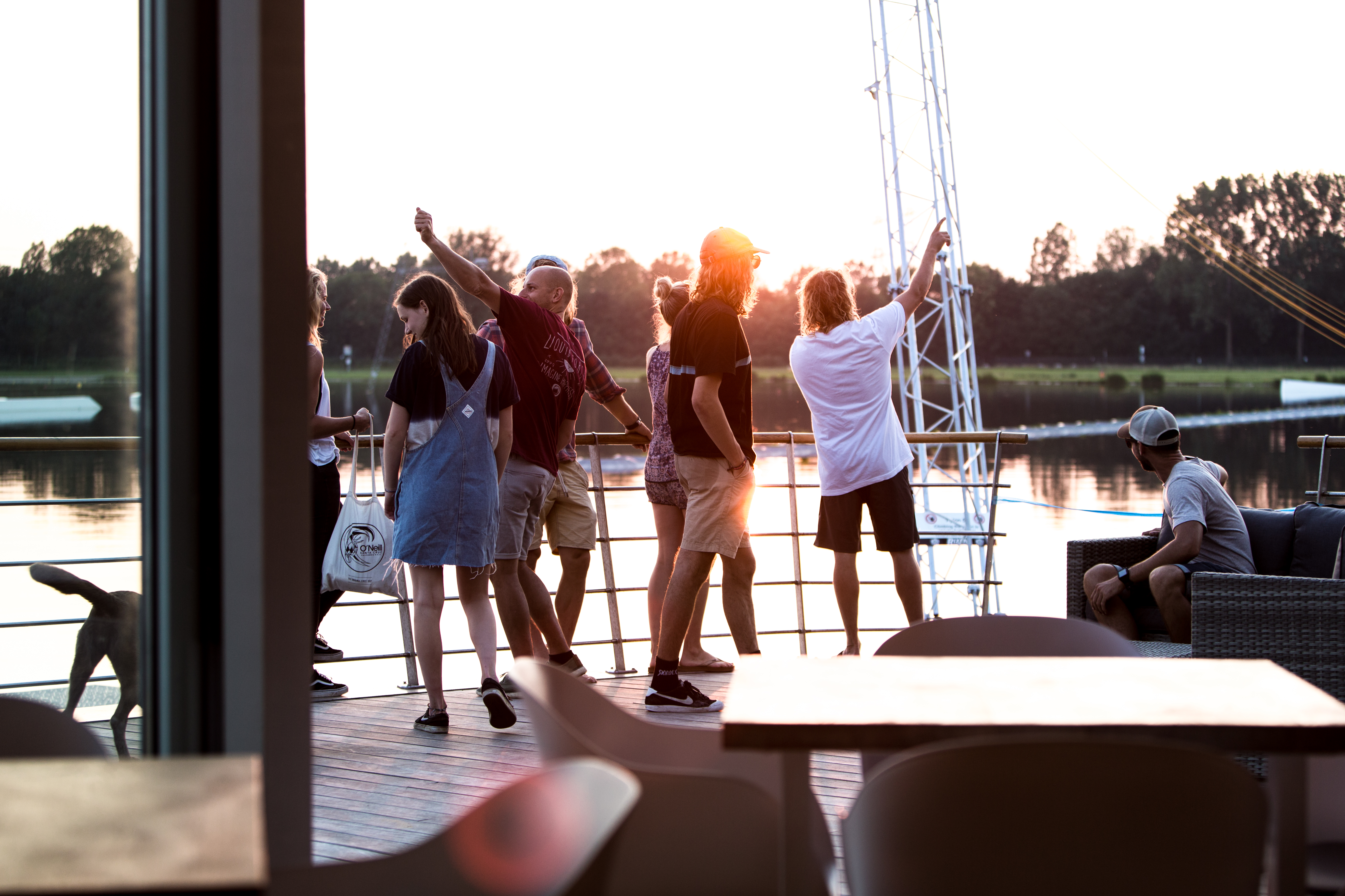 Gruppe entspannt am See